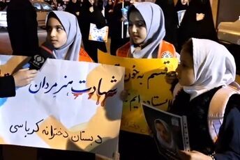 راهپیمایی دانش آموزان و فرهنگیان قمی به یاد شهدای دانش‌آموز میناب 
