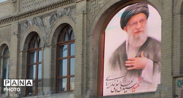  تشییع پیکر شهدا در میدان امام خمینی (ره) همدان با حضور حماسی مردم همیشه در صحنه