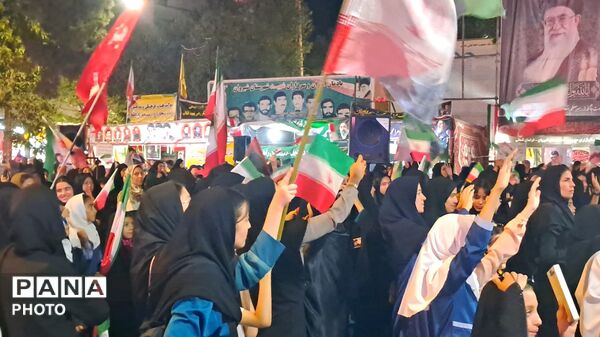 تجمع و همخوانی دانش‌آموزان شیروان به مناسبت تشییع و همراهی رهبر شهید