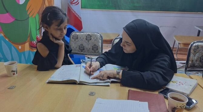 حضور مستمر معلمان جهادی  در غرفه نواحی پنج‌گانه تبریز برای حفظ چرخه یادگیری