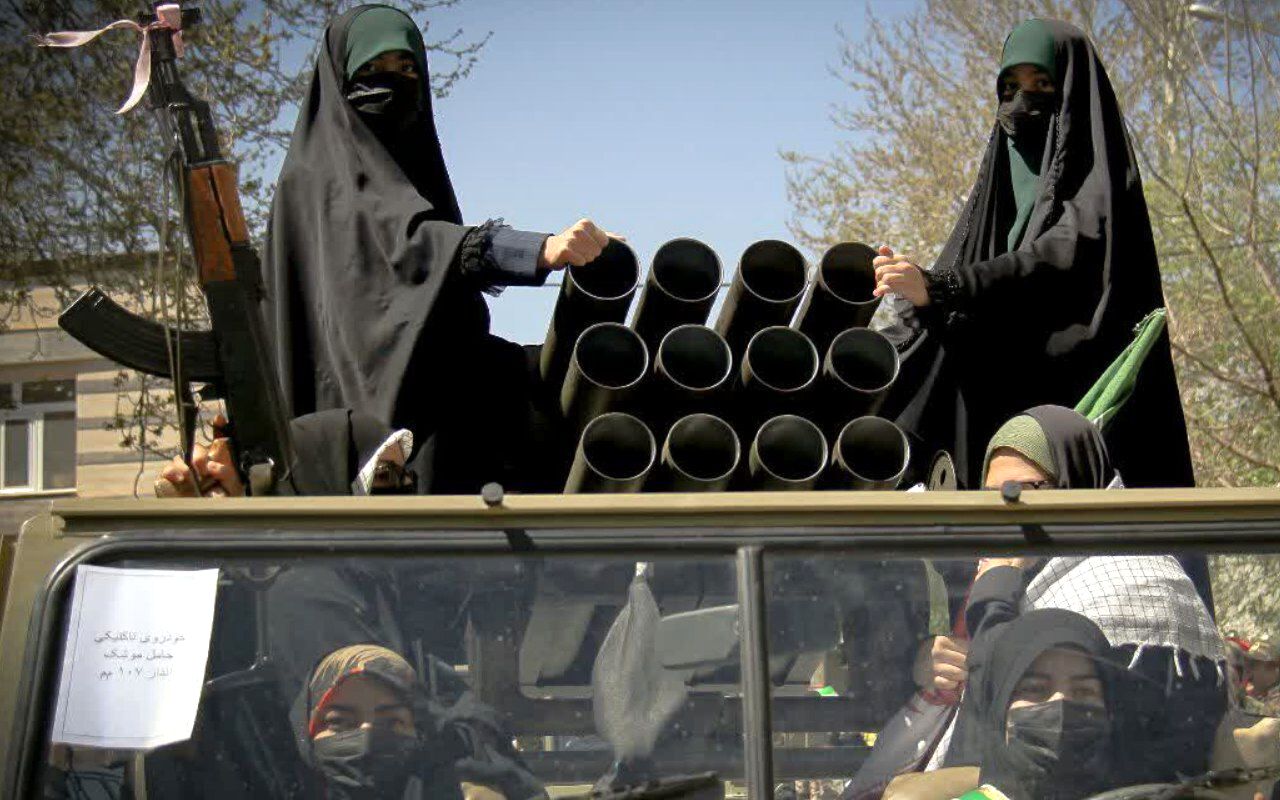  اوج اقتدار دختران ایران در گرامیداشت مادران و شهدای دانش‌آموز