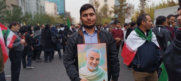 حضور مدیر آموزش و پرورش منطقه ۱۳ در راهپیمایی روز دانش‌آموز 