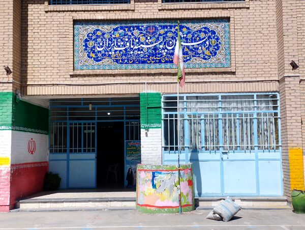 اردوی جهادی رنگ‌آمیزی مدارس با حضور دختران بیرجندی
