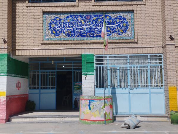 اردوی جهادی رنگ‌آمیزی مدارس با حضور دختران بیرجندی
