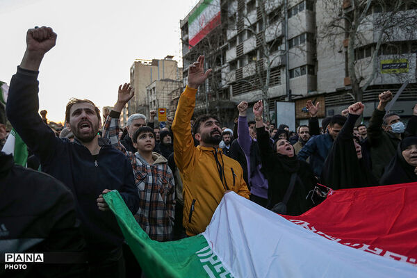 حضور مردم داغدار تهران در خیابان‌های مرکز شهر پس از اعلام خبر شهادت رهبر انقلاب