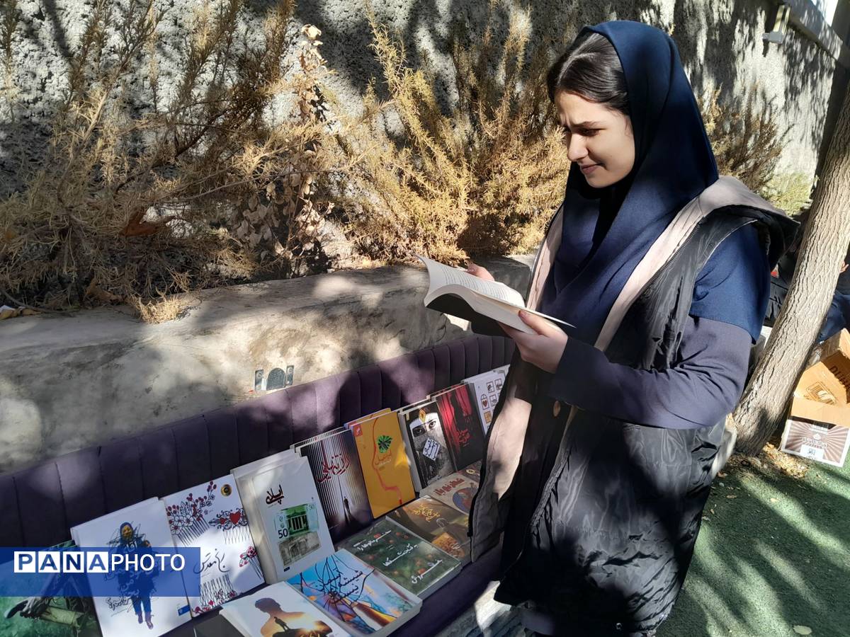 برپایی نمایشگاه کتاب در دبیرستان سلاله ناحیه یک کرج 
