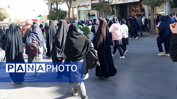 حضور پرشور دانش آموزان اراکی در یوم الله 13 آبان 