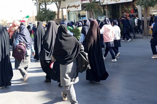 حضور پرشور دانش آموزان اراکی در یوم الله 13 آبان 