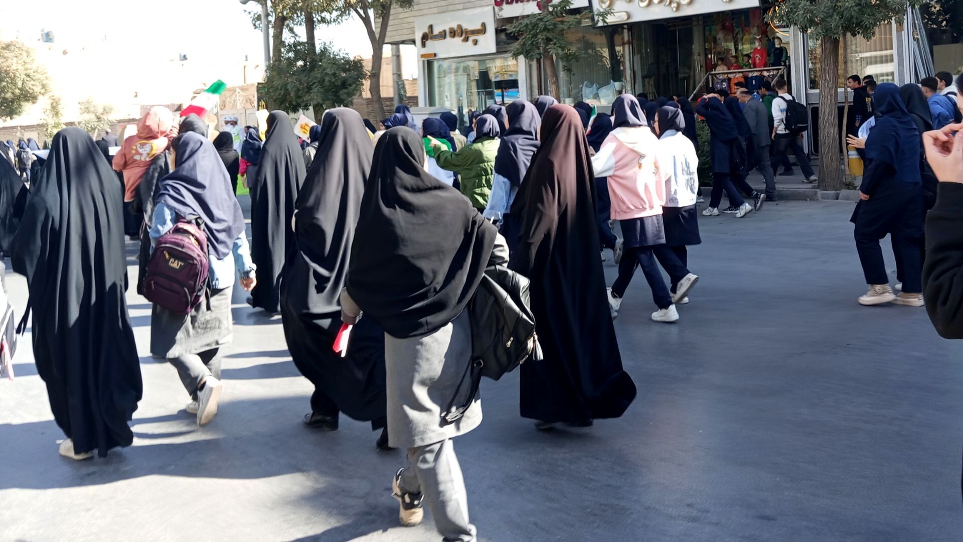حضور پرشور دانش آموزان اراکی در یوم الله 13 آبان 