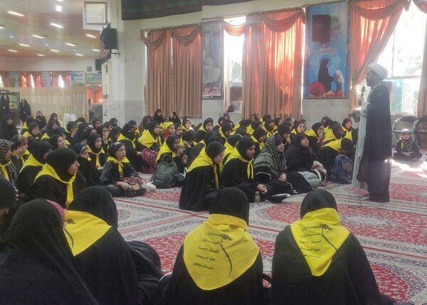حرکت کاروان پیاده دختران دانش‌آموز نیشابوری به سمت مشهد