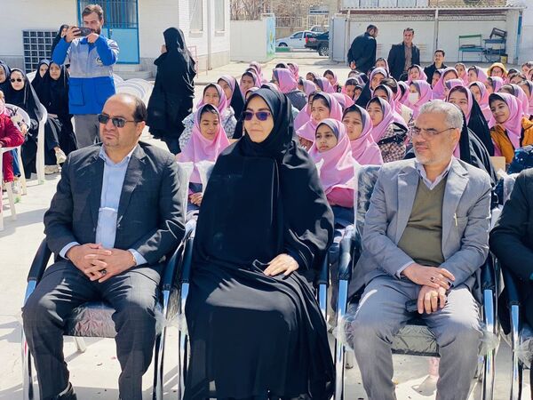 نواختن زنگ جشن نیکوکاری در دبستان زینب قهرمانی مه ولات