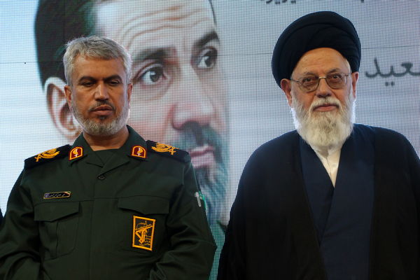 نشست بررسی کتاب همسفر آتش و برف یزد