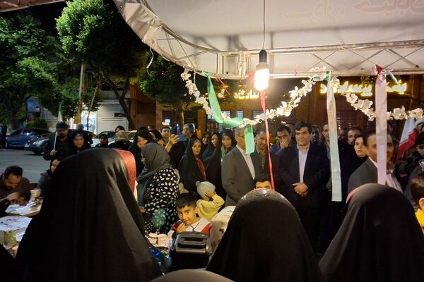 غرفه جهادی آموزش و پرورش ناحیه ۴ تبریز با حضور معلمان فعال علمی و فرهنگی، در میدان ساعت تبریز