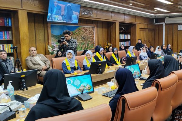 دیدار صمیمی استاندار کردستان با جمعی از دختران نخبه استان