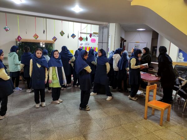 نمایشگاه کتاب در دبستان آرمینه مصلی نژاد 