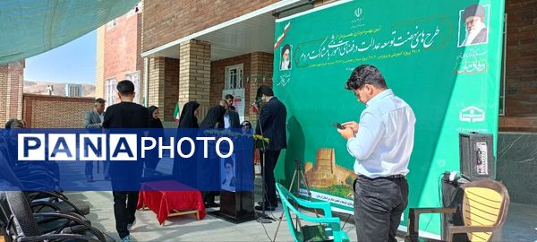 روشن شدن چراغ مدرسه قلم ۱۲ زاغه در ارتباط زنده با رئیس‌جمهور