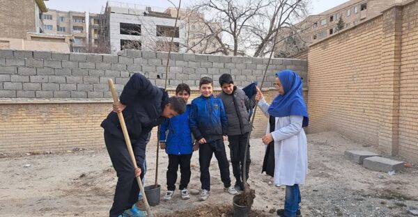 مشارکت دانش‌آموزان در فعالیت درختکاری دبستان شهدای گمنام۲