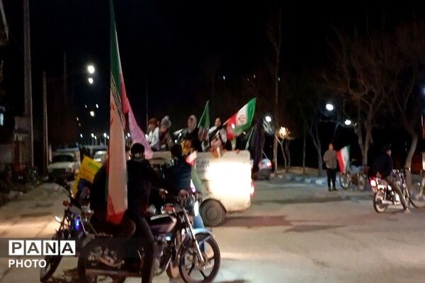 حضور پرشور مردم در کاروان خودرویی از بلوار حسینیه شهدا تا گلزار شهدای شهر بار