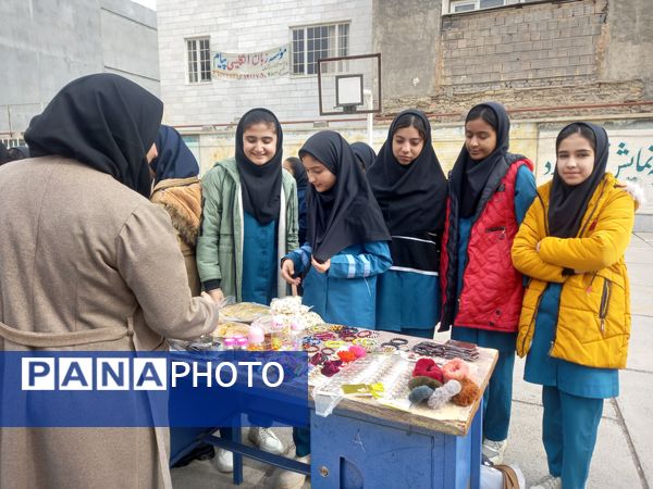 بازارچه درون مدرسه‌ای در مدرسه فاطمیه شهرستان شیروان