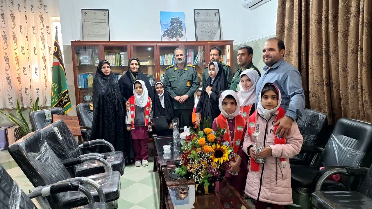 قدردانی دختران پیشتاز آموزشگاه نوریه جیرفت از پاسداران