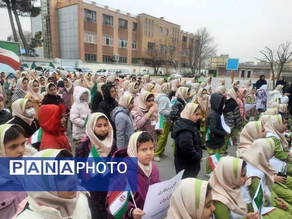 دانش‌آموزان و مسئولین شهرستان ملارد، در روز درختکاری جوانه‌های امید را به زمین هدیه دادند