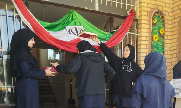 آغاز سال تحصیلی در دبیرستان نمونه زینب الکبری(س) قروه همراه با نواختن زنگ ایثار و مقاومت  