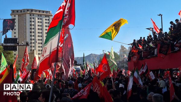 مشهد، در آغوشِ حرم، با رهبر شهید وداع کرد
