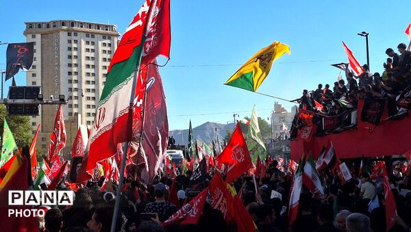 مشهد، در آغوشِ حرم، با رهبر شهید وداع کرد