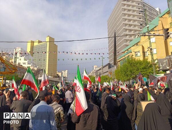 از کوچک تا بزرگ همه در چهلم رهبر شرکت کردند