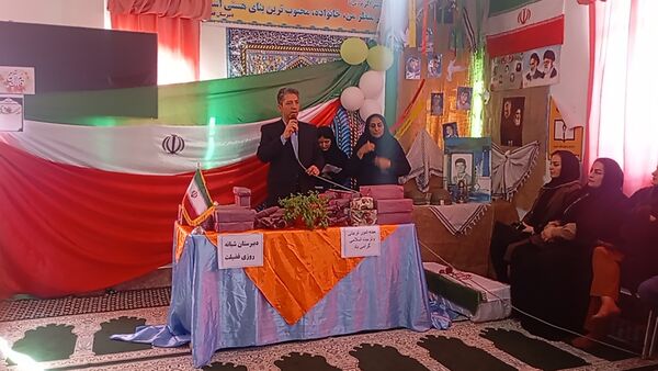 تجلیل از دانش‌آموزان برتر دبیرستان فضیلت