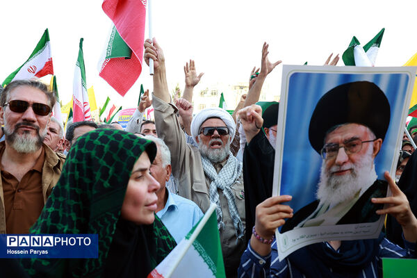 تجمع مردمی بشارت فتح در میدان انقلاب