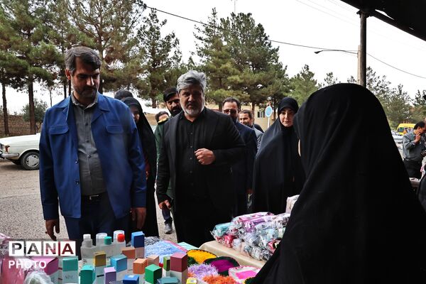 افتتاحیه بازارچه انار و کاپشن در شهر کهک