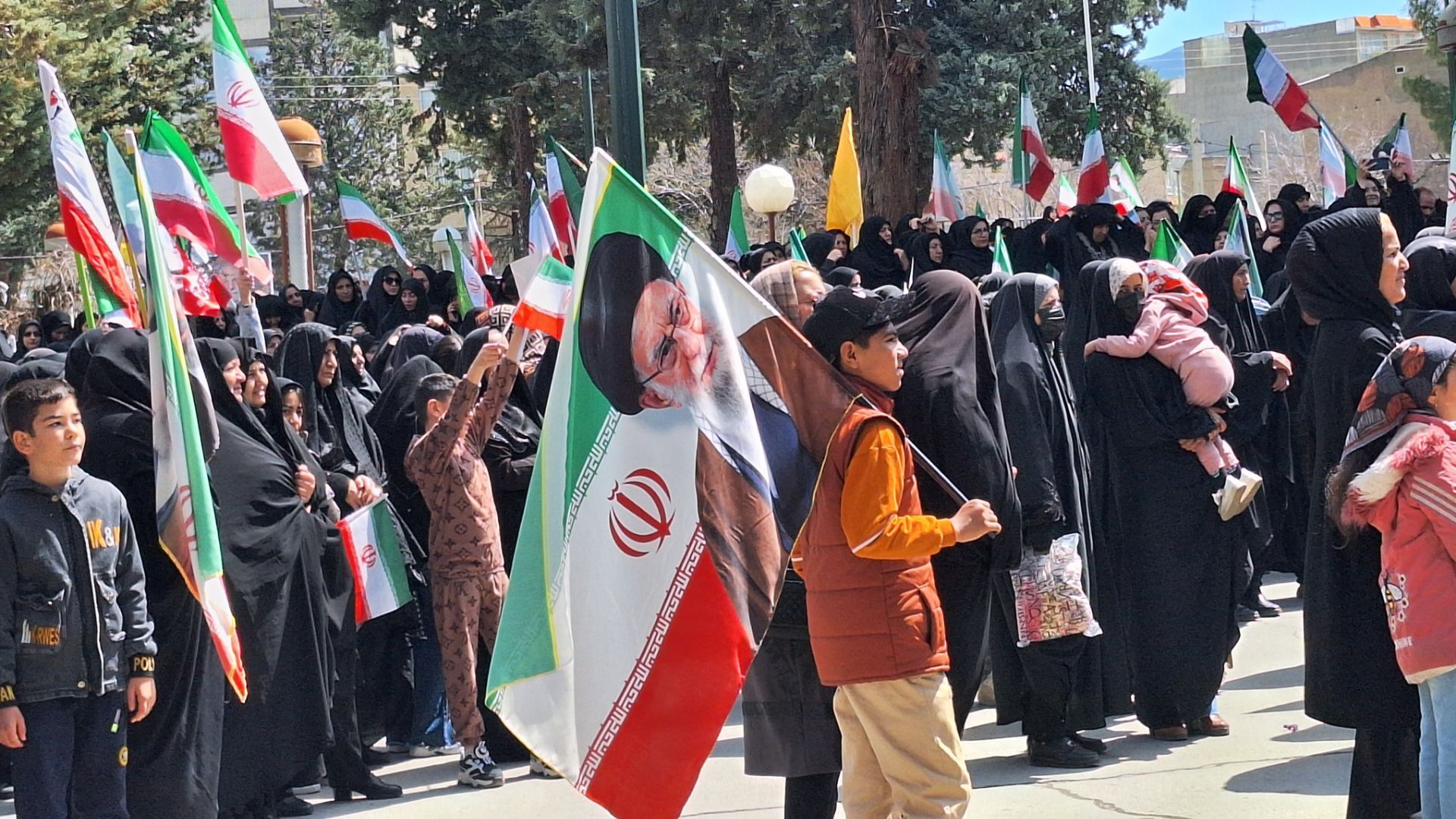 طنین گرامیداشت اربعین رهبری در میدان امام خامنه‌ای (ره) تویسرکان