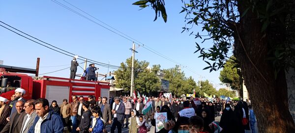 دانش‌آموزان دهلرانی در راهپیمائی ۲۲بهمن