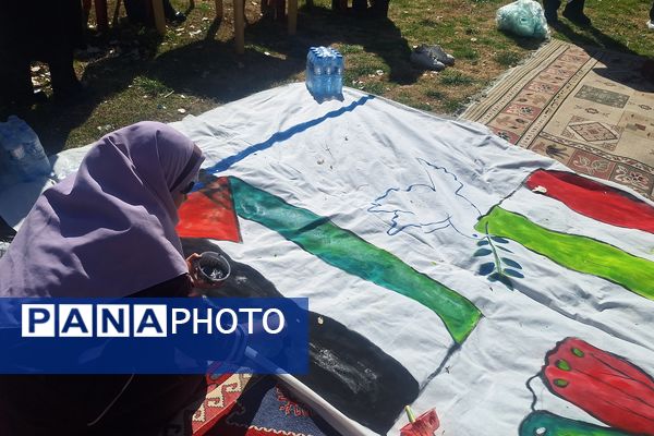 لذت نقاشی همگانی کنار دوستان در بوستان جنت شیراز 