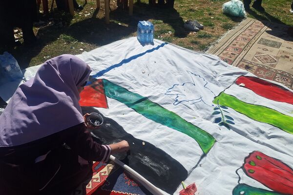 لذت نقاشی همگانی کنار دوستان در بوستان جنت شیراز 