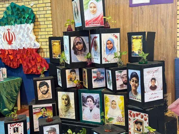 بازدید دبیر قرارگاه عدالت تربیتی از نمایشگاه «ایرانمون» در بوشهر