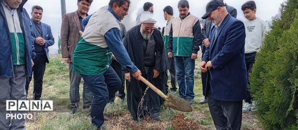  هم‌نوایی مسئولین و مردم ملایر در اهتزاز پرچم رضوی به مناسبت روز دختر