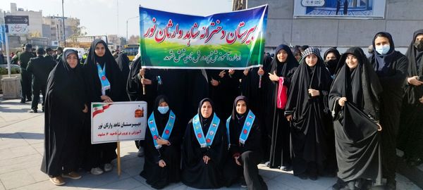 راهپیمایی سیزدهم آبان ماه با حضور دختران دبیرستان شاهد وارثان نور 