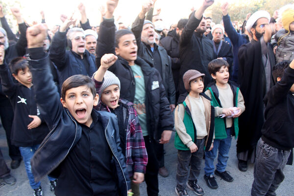 جلوه‌هایی از حضور نوجوانان در مراسم تشییع و خاکسپاری شهدای گمنام