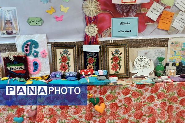 افتتاحیه نمایشگاه «مدرسه انقلاب» در مدرسه شهید شرافت بهارستان‌دو