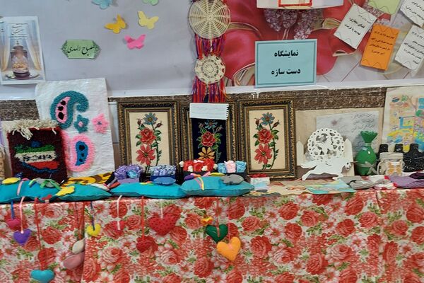 افتتاحیه نمایشگاه «مدرسه انقلاب» در مدرسه شهید شرافت بهارستان‌دو