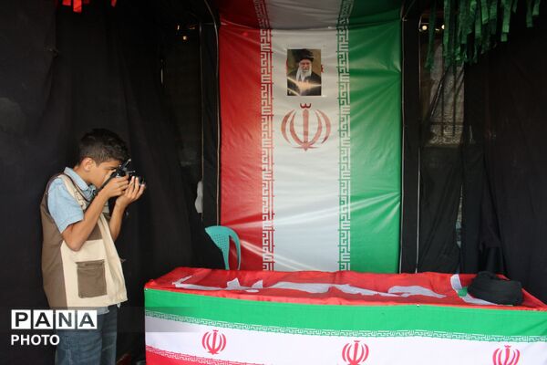فاروج در روز تشییع پیکر رهبر شهید همچنان در حال خدمت رسانی به زائران