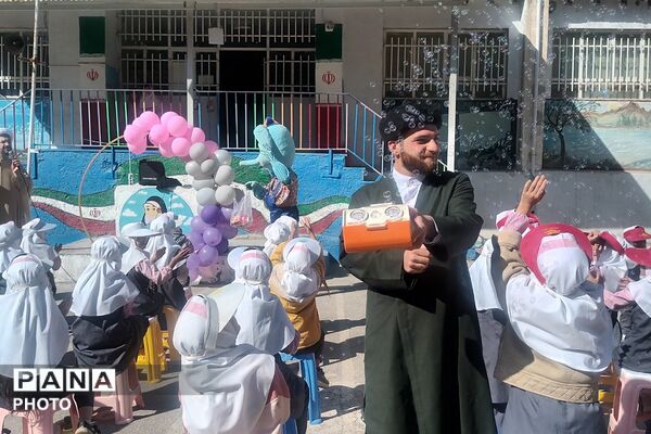 نمایش شاد کودکانه با حضور «عمو اخوان» در دبستان بنت‌الهدی فیروزکوه