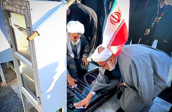 وزیر فرهنگ و ارشاد اسلامی غبار از مزار شهدای امامزاده سید حمزه کاشمر برداشت