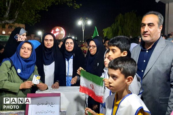 برپایی ایستگاه سلامت با حضور سفیران سلامت دانش‌آموزی ناحیه 2 شهرری در میدان نماز