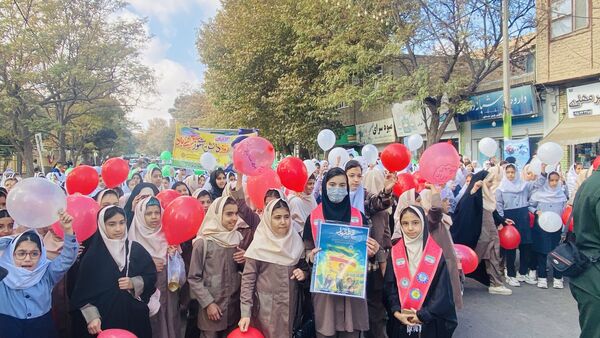 همبستگی نسل امروز با آرمان‌های انقلاب در راهپیمایی ۱۳ آبان باخرز