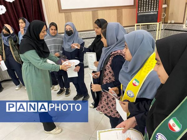 ضیافت افطاری و تقدیر از دانش آموز پیشتازان فعال