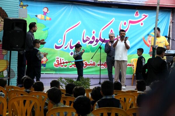 جشن شکوفه‌ها در دبستان منوچهر رزاقی ناحیه۳ مشهد