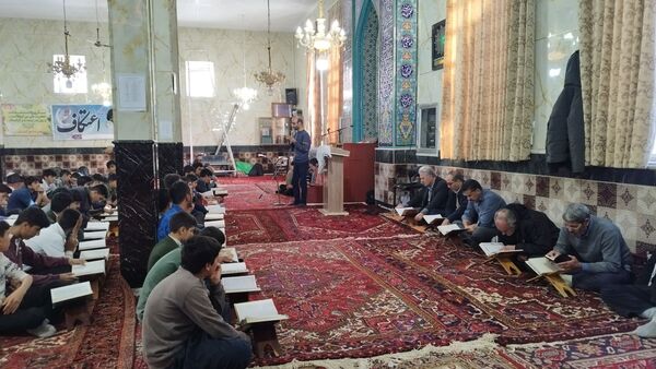 اعتکاف دانش‌آموزان روستای گونبرف در برف یک متری